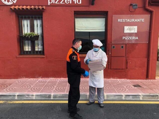 Imagen: Reparto de Pizza a los efectivos