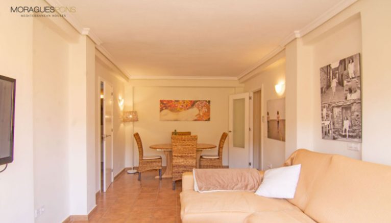 Salón-comedor de un apartamento en venta en la zona del Arenal en Jávea - MORAGUESPONS Mediterranean Houses