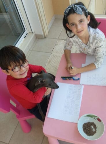 Vecinos jugando al bingo