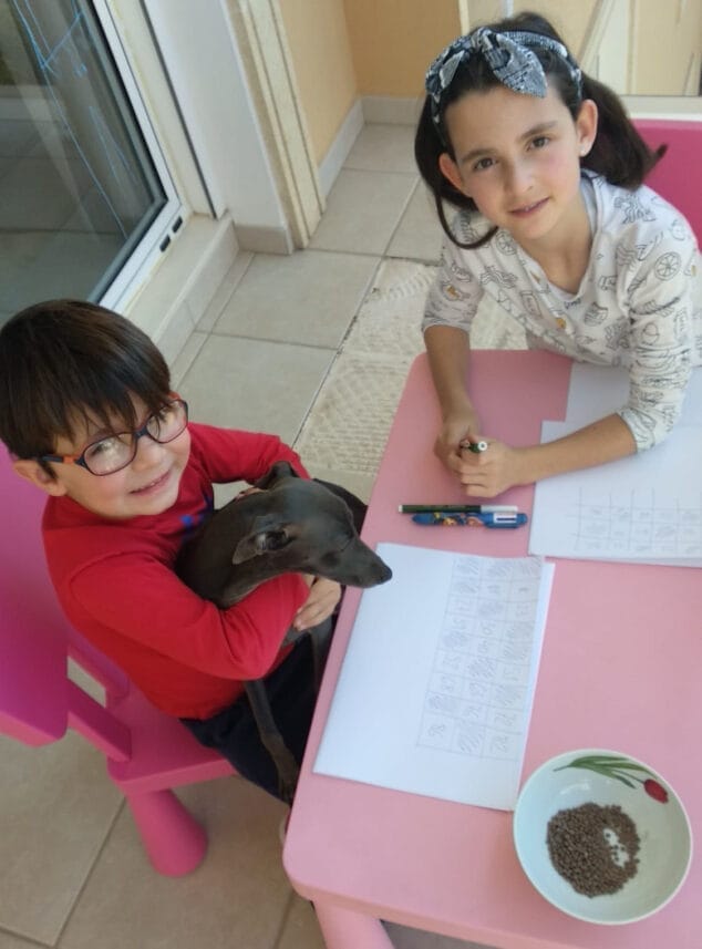 Imagen: Vecinos jugando al bingo