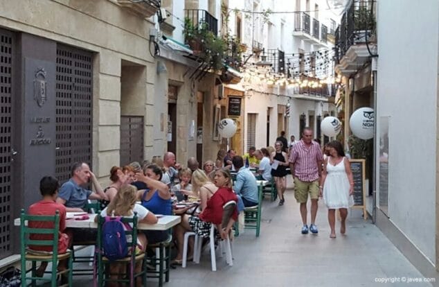 Imagen: Ambiente en los bares del Centro Histórico de Xàbia