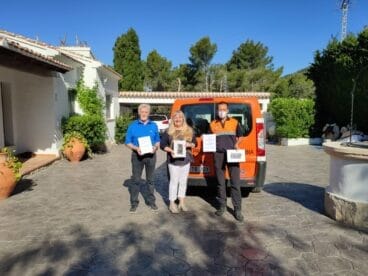 Asociación de Vecinos del Montgó  entregan tablets solidarias