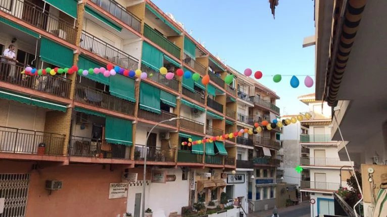 Calle Andrés Lambert decorada con globos por el cumpleaños