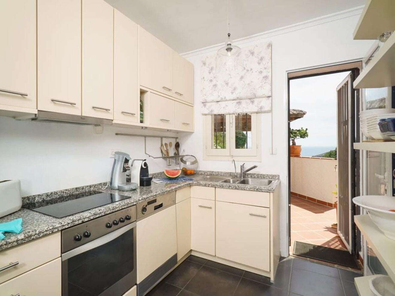 Cocina de un chalet en venta en La Granadella - Atina Inmobiliaria