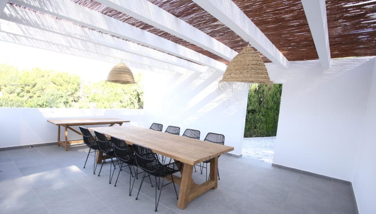 Comedor exterior de una villa de lujo en venta en Moraira - Fine & Country Costa Blanca Norte