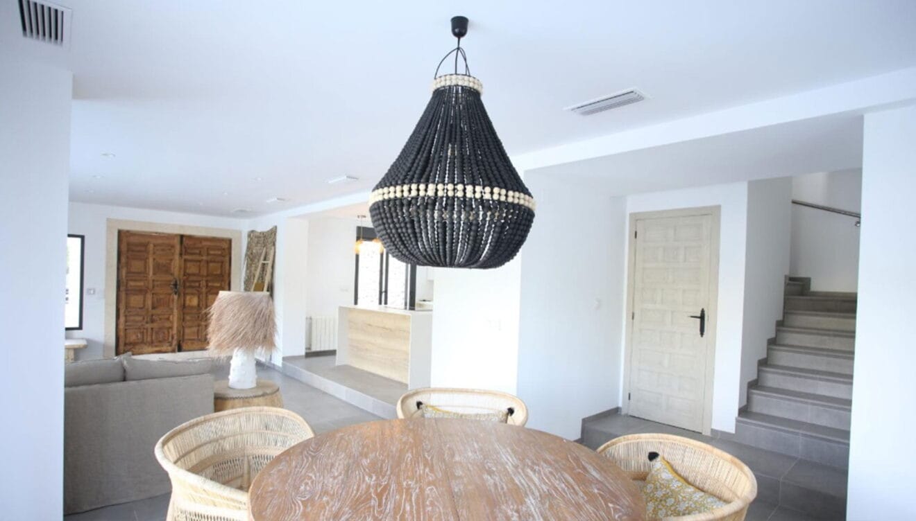 Comedor de una villa de lujo en venta en Moraira - Fine & Country Costa Blanca Norte