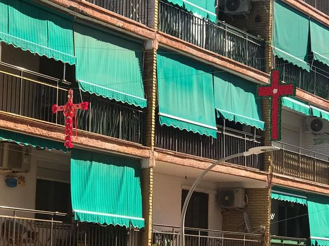Cruces de mayo en la Calle Andres Lambert