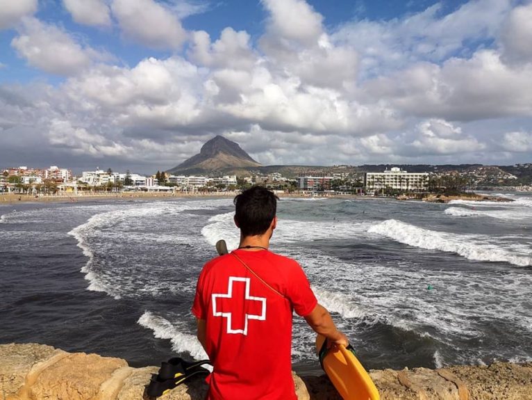 Cruz Roja vigila la playa del Arenal