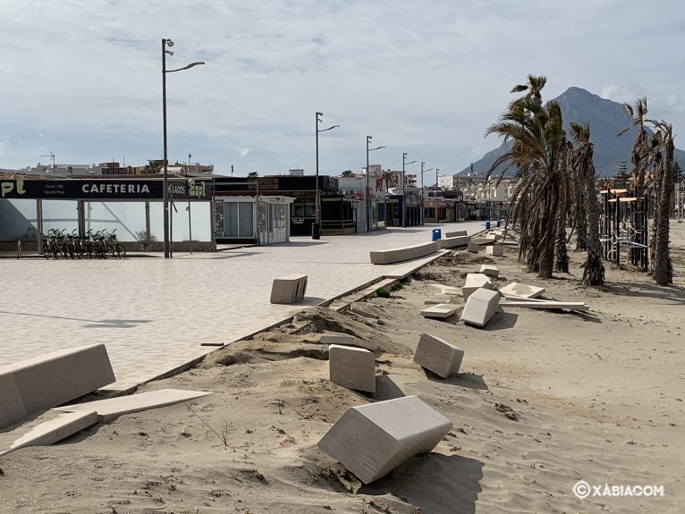 Daños para reparar en el Paseo de la playa del Arenal