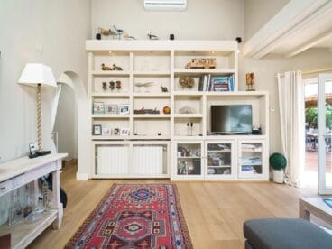 Detalle del salón de un chalet en venta en La Granadella – Atina Inmobiliaria