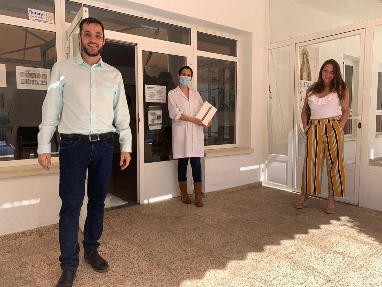 Momento en que se entregan cuatro tablets a la Residencia de Ancianos Nuestra Señora de la Soledad de Ondara