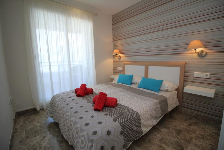 Uno de los dormitorios de un apartamento para cinco personas en Jávea - MMC Property Serivces