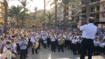 Encuentro de bandas en las fiestas de Moros i Cristians de Xàbia