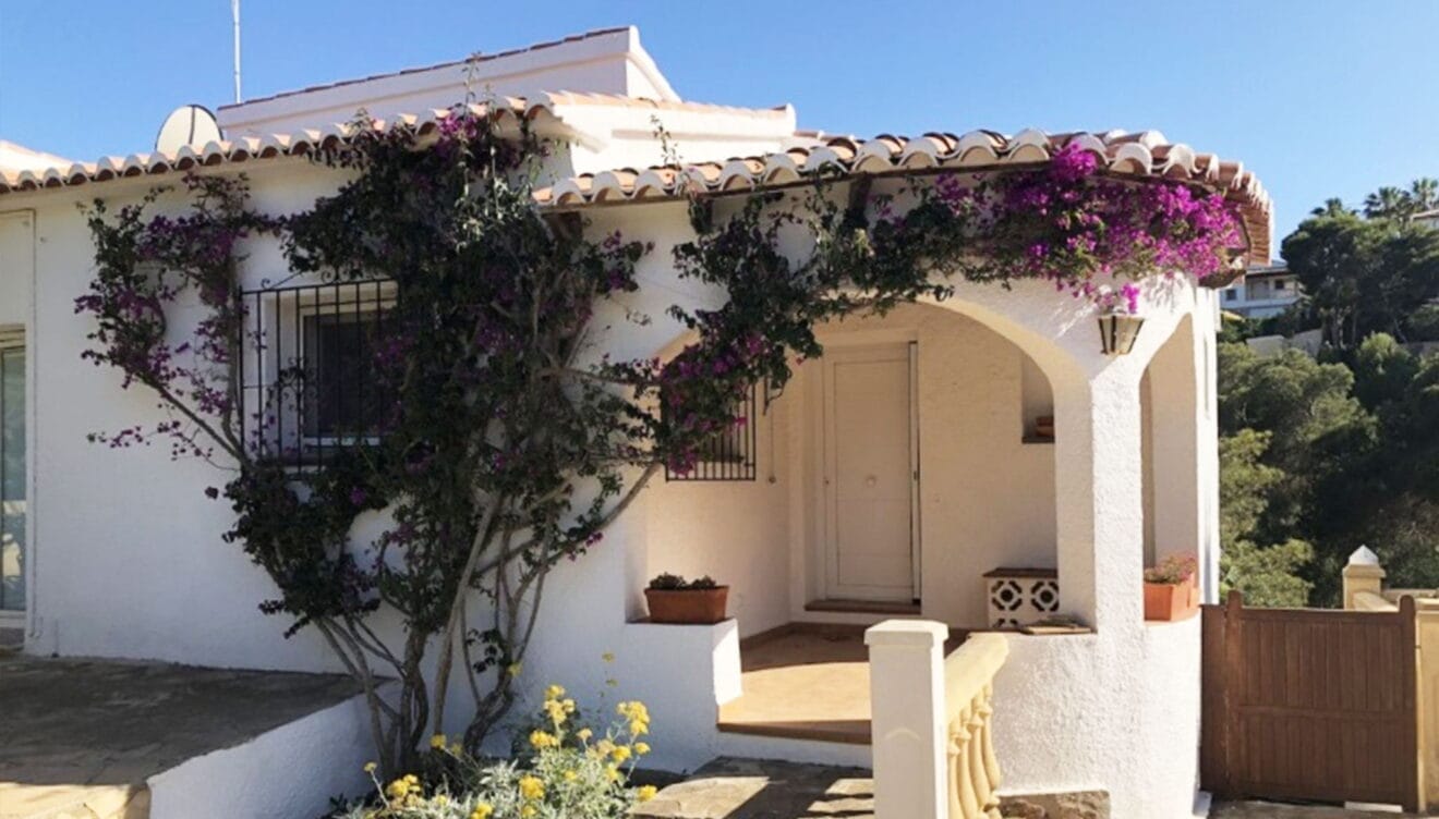 Entrada a una villa en venta en la zona Ambolo - Terramar Costa Blanca