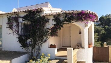Entrada a una villa en venta en la zona Ambolo – Terramar Costa Blanca