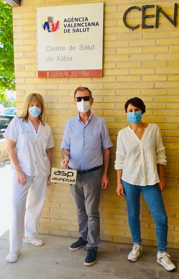 Adrián Ortolá dona un generador de ozono al Centro de Salud