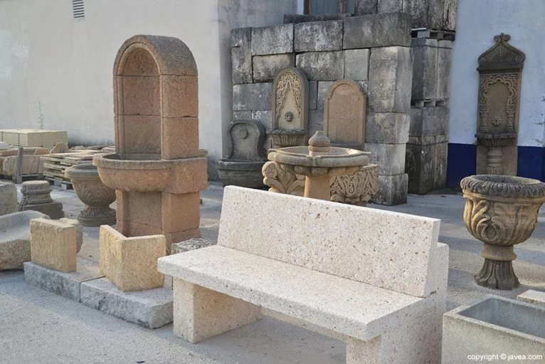 Fuentes, bancos y diversos elementos de exterior hechos en piedra - Artosca