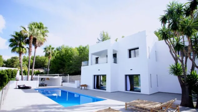 Imagen: Fachada de una villa de lujo en venta en Moraira - Fine & Country Costa Blanca Norte