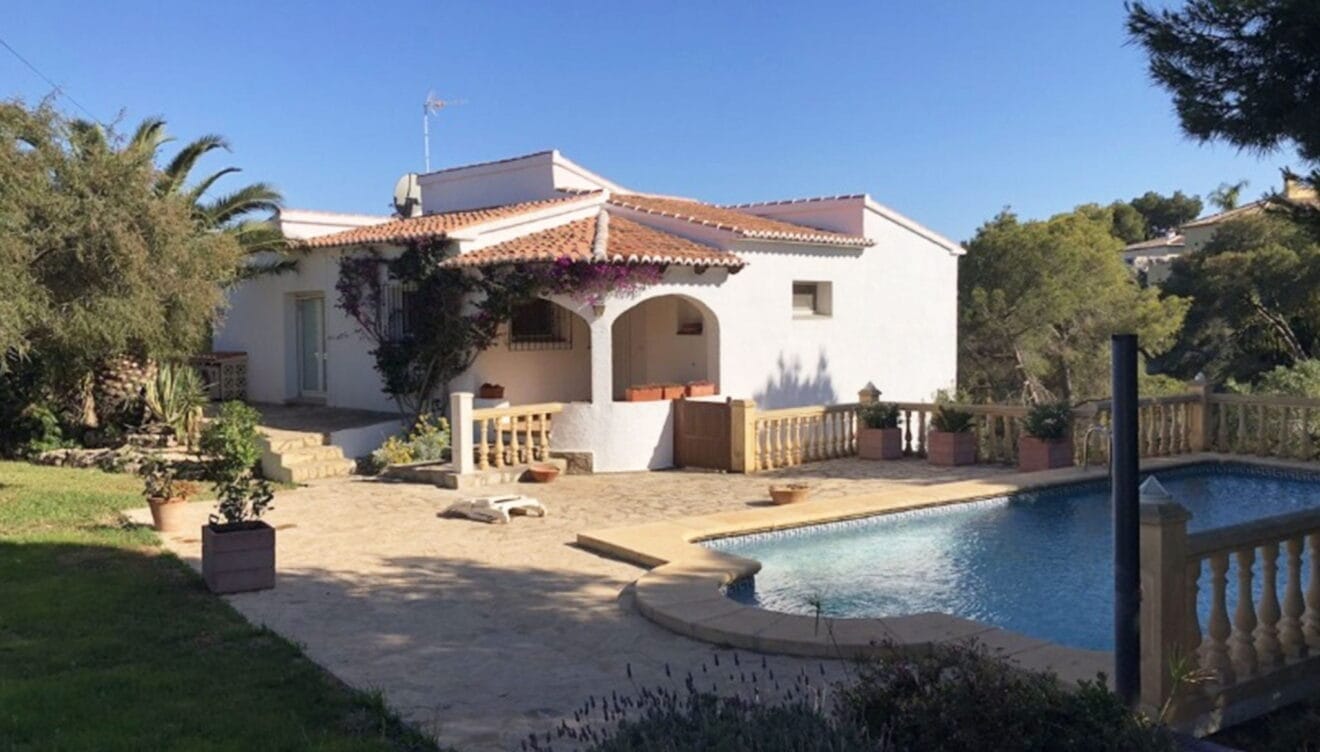 Fachada de una villa en venta en la zona Ambolo - Terramar Costa Blanca