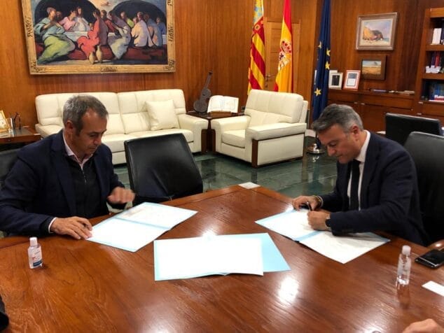 Imagen: Firma del convenio de Xàbia con la empresa Global Omnium