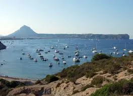 Fondeo de embarcaciones en la Cala Sardinera