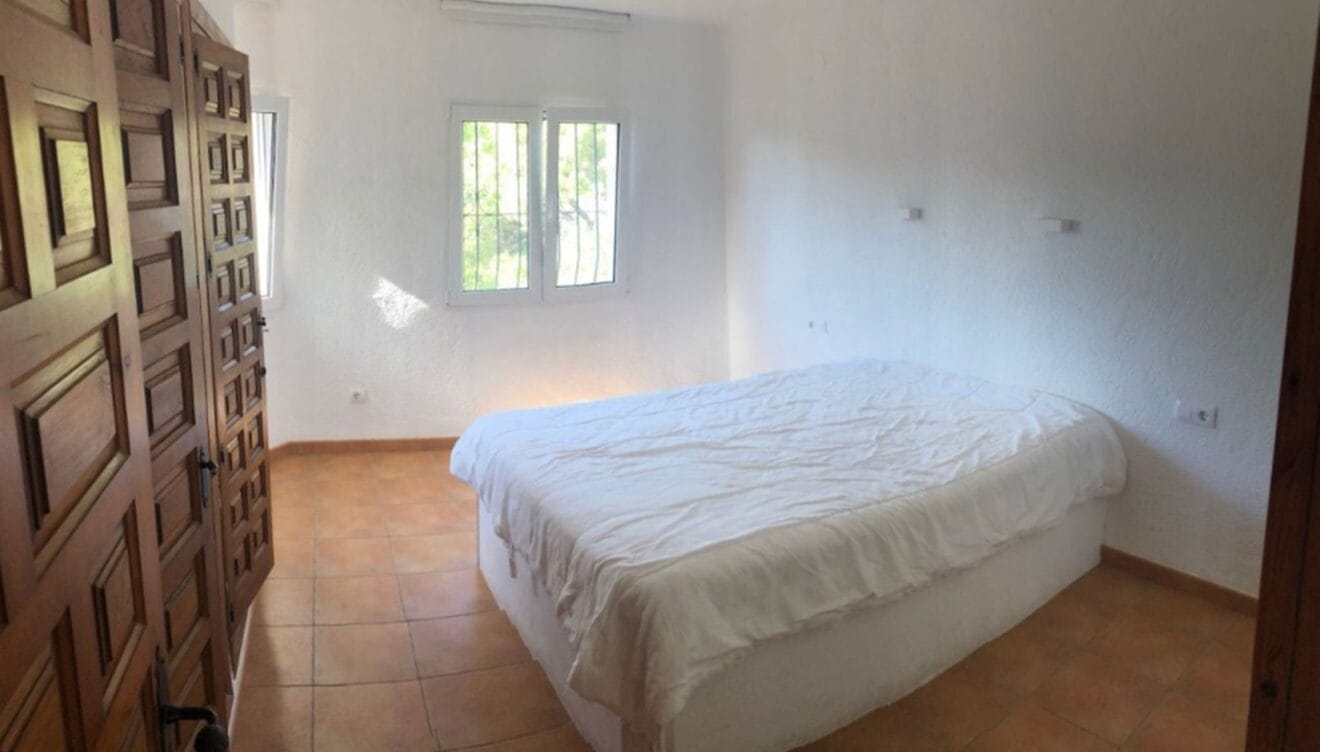 Una de las tres habitaciones de una villa en venta en la zona Ambolo - Terramar Costa Blanca