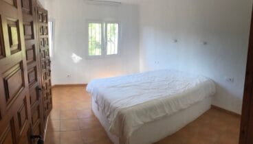 Una de las tres habitaciones de una villa en venta en la zona Ambolo – Terramar Costa Blanca