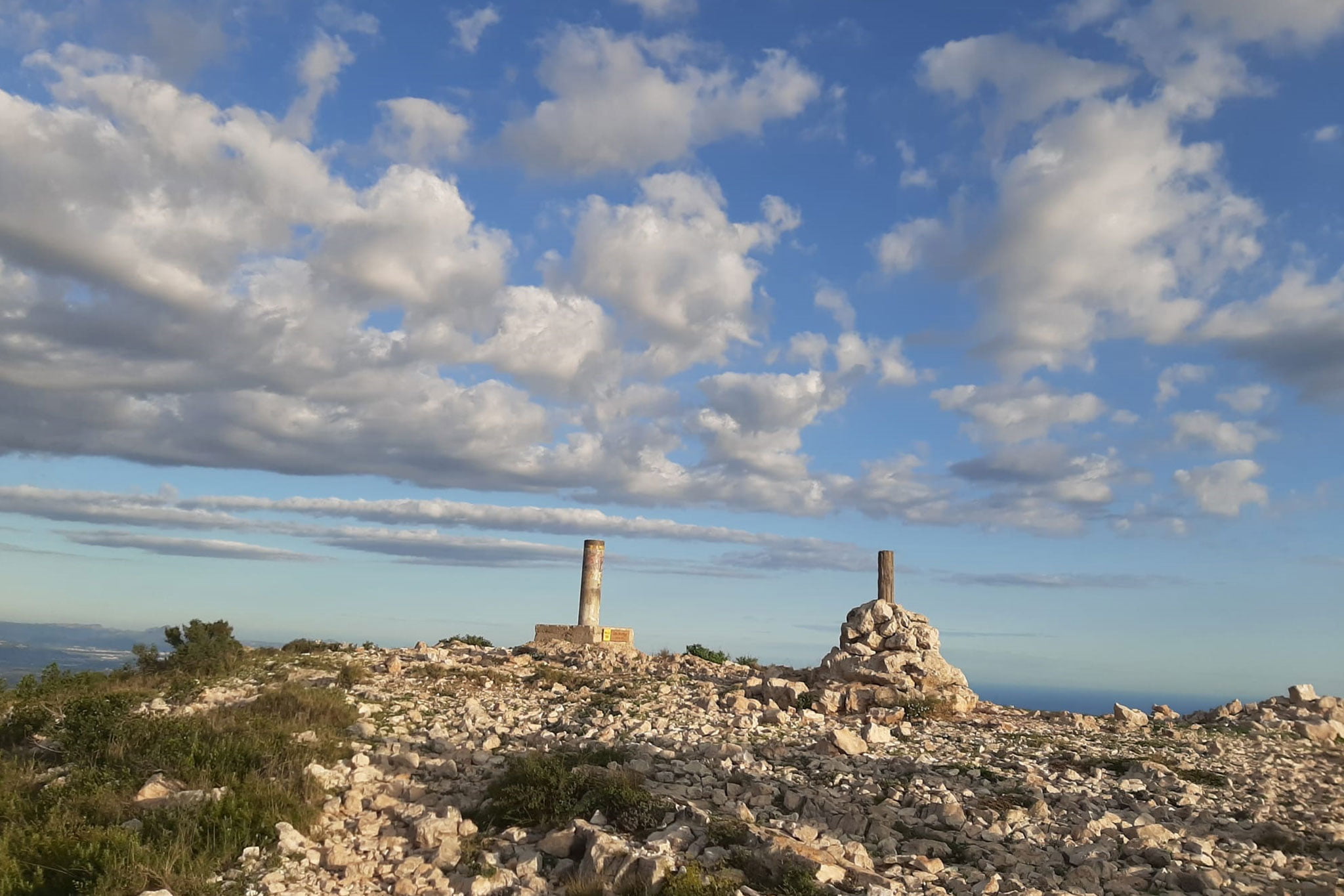 Imagen actual de lo que queda de la Creu del Montgó (tomada en septiembre de 2020). Fuente: CEX, Centre Excursionista de Xàbia