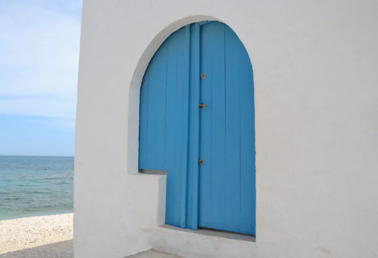 A 'famosa' porta azul que preenche as redes sociais