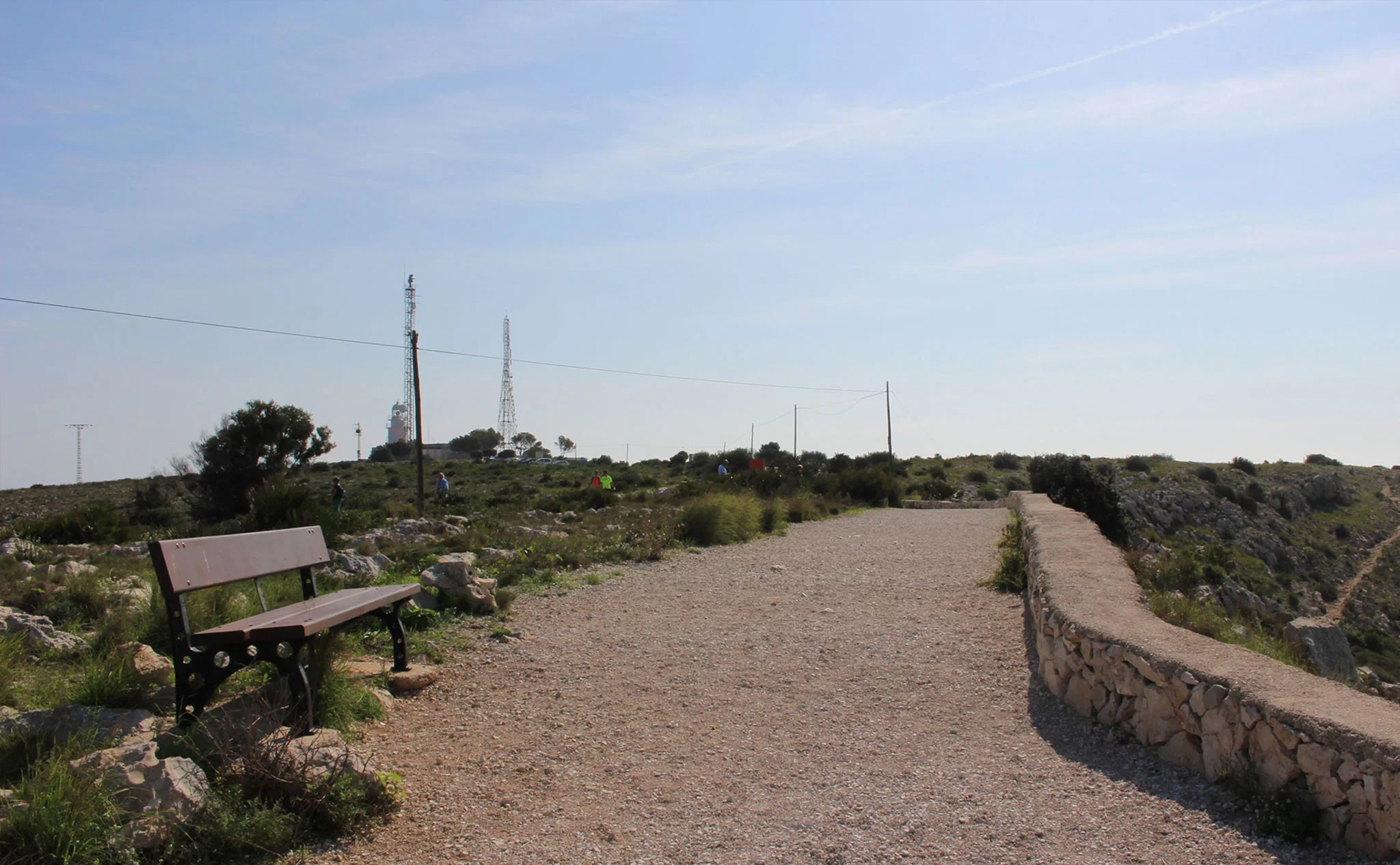 Mirador del Cap de Sant Antoni con el faro al fondo y la senda hacia el puerto de Jávea a la derecha