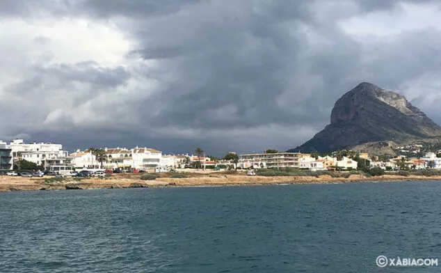 Imagen: El Montgó en un día nublado, visto desde el mar