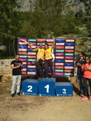 Nasio en lo alto del podio con la campeona femenina