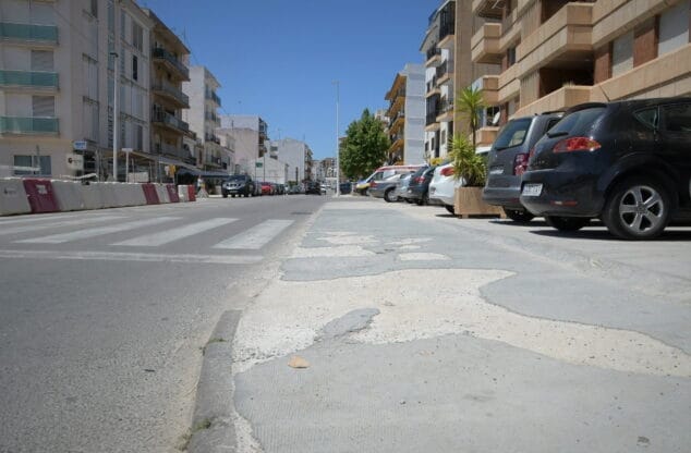 Imagen: Parte de las aceras de la Avenida Juan Carlos I que será reformada