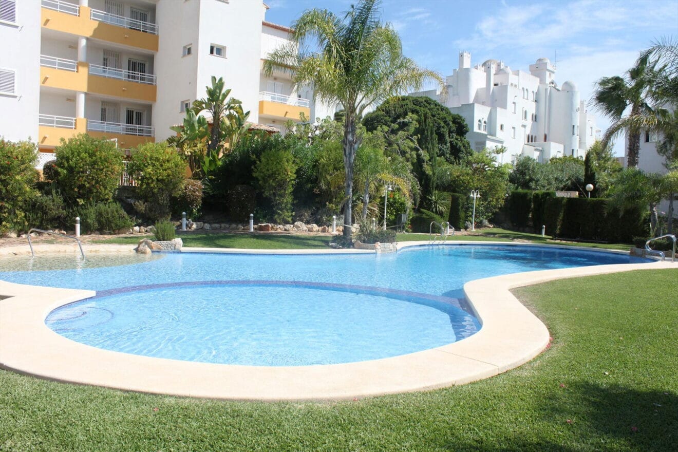 Piscina común en un apartamento de vacaciones para cinco personas en Jávea - MMC Property Serivces