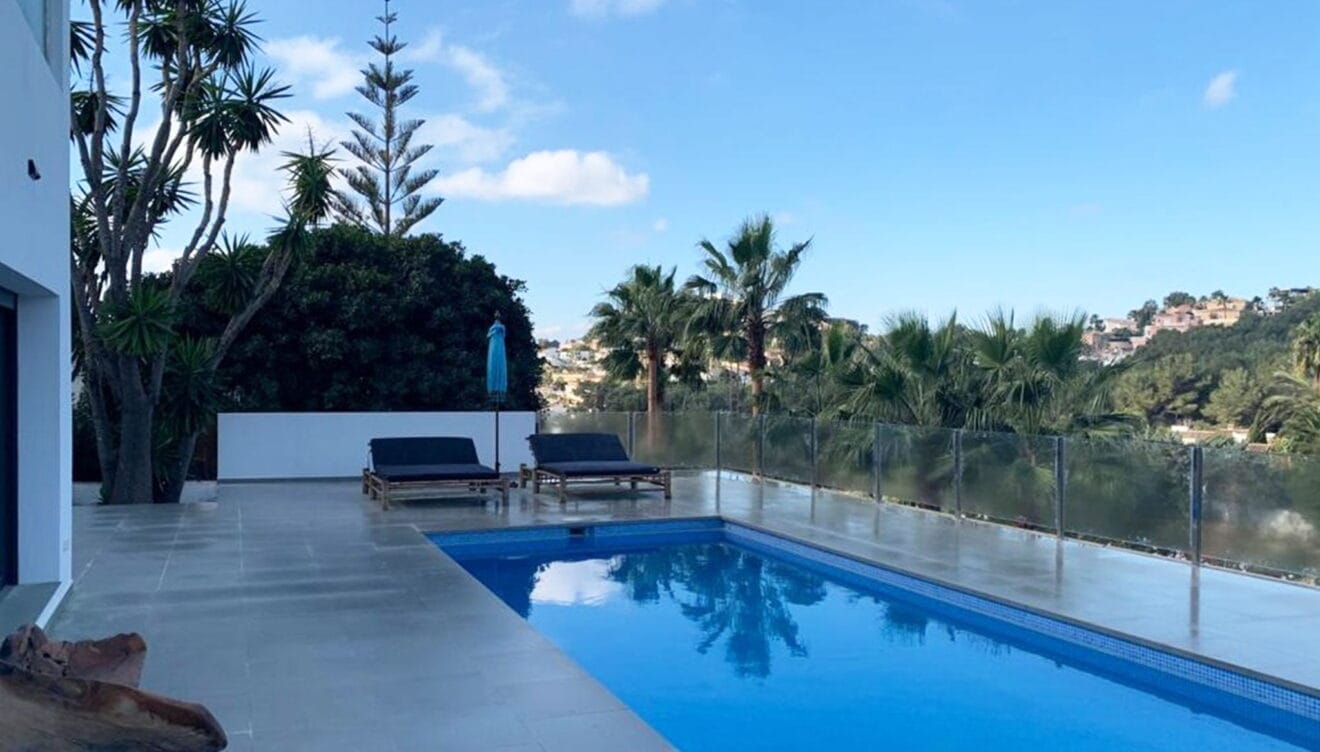 Piscina de una villa de lujo en venta en Moraira - Fine & Country Costa Blanca Norte