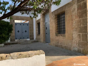 Puerta del antiguo cementerio junto a la entrada de la Ermita