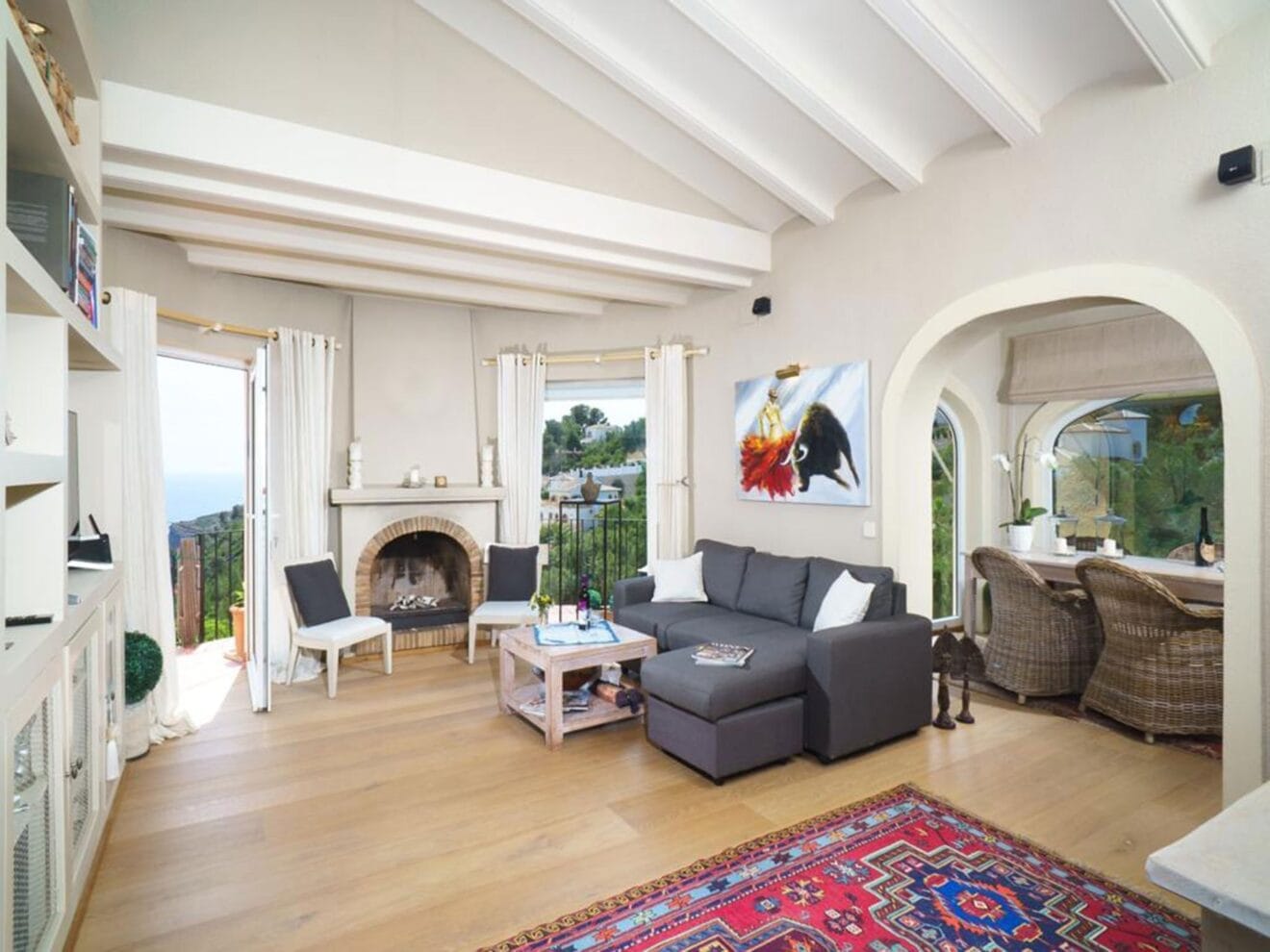 Salón de un chalet en venta en La Granadella - Atina Inmobiliaria