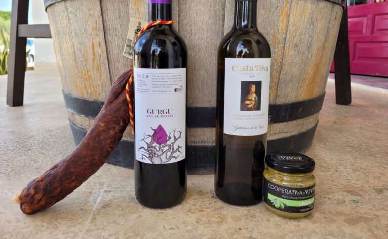 Raffle of a red wine and a sobrasada for one winner, and a white wine and an olive pâté for another, with De la Tierra Jávea