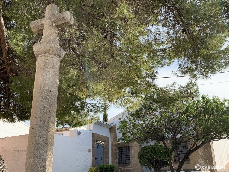 Típica cruz de tosca de Xàbia frente a la Ermita
