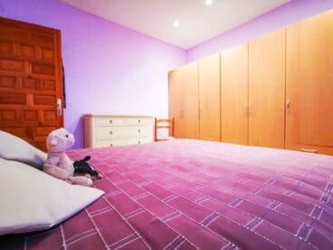 Una de las tres habitaciones de una casa de pueblo en venta en Jávea – L&T Properties