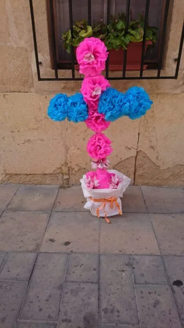 Una vecina elabora esta cruz para la hornacina de la Calle de Jesús Nazareno