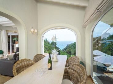 Ventanales en un chalet en venta en La Granadella – Atina Inmobiliaria