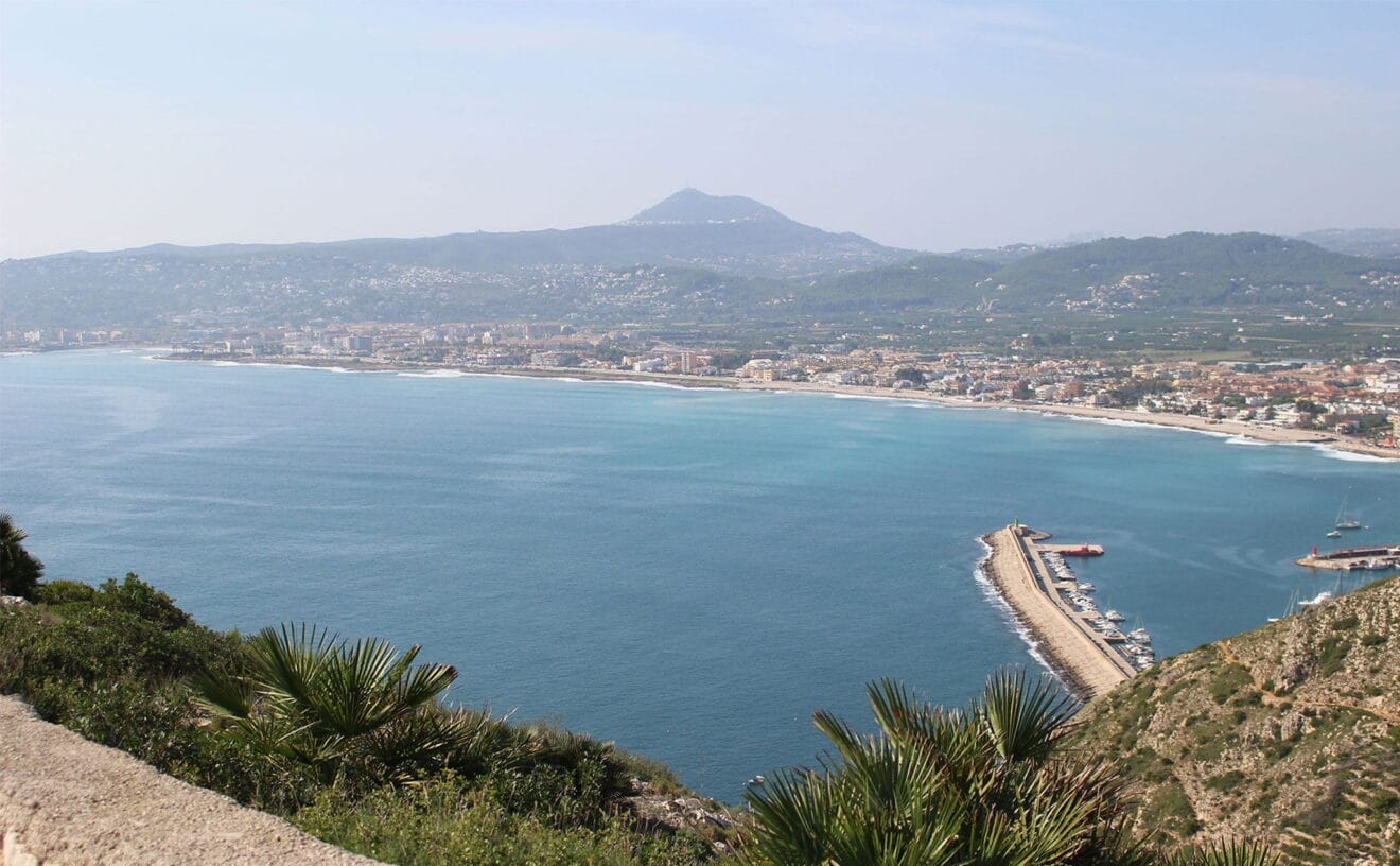 Vistas de la bahía de Xàbia, con el Puig de la Llorença al fondo, desde el mirador del Cabo de San Antonio