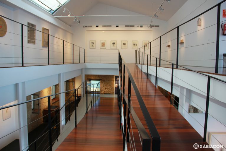 Toegang tot de tweede verdieping van de tentoonstellingshal