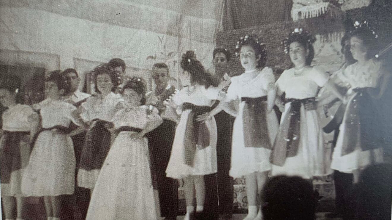 Actuación musical de un grupo de niñas en la Fiesta en el Aire de 1953