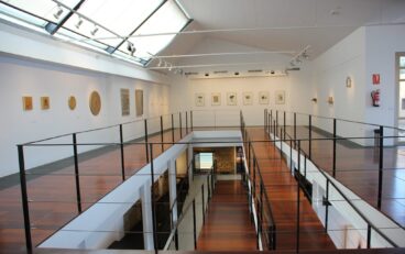 Amplia sala de exposiciones de dos plantas frente al mar