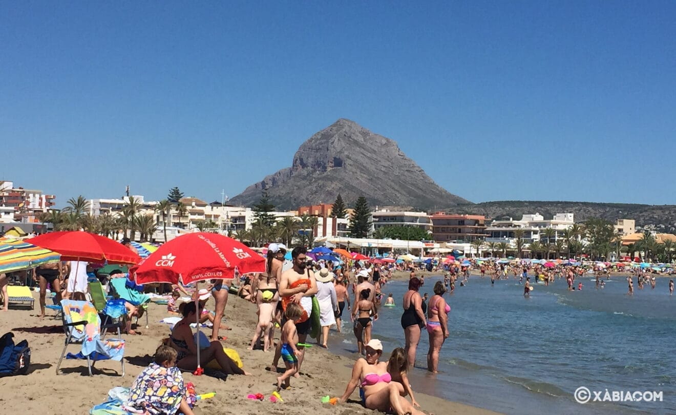 Bañistas en la Playa del Arenal