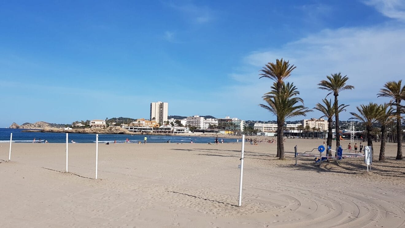 Bañistas en la Playa del Arenal