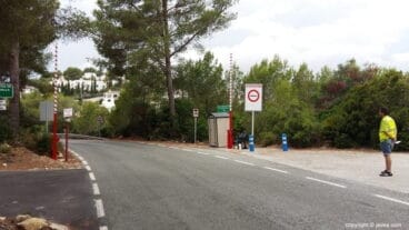 Barrera de control de vehículos a la Cala de la Granadella