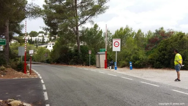Imagen: Barrera de control de vehículos a la Cala de la Granadella